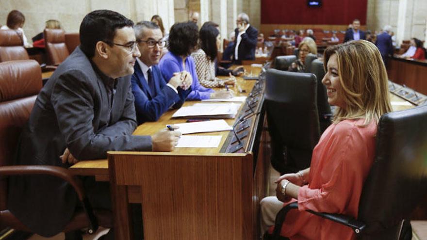 La presidenta de la Junta, Susana Díaz, conversa con el portavoz del PSOE en el Parlamento andaluz, Mario Jiménez.