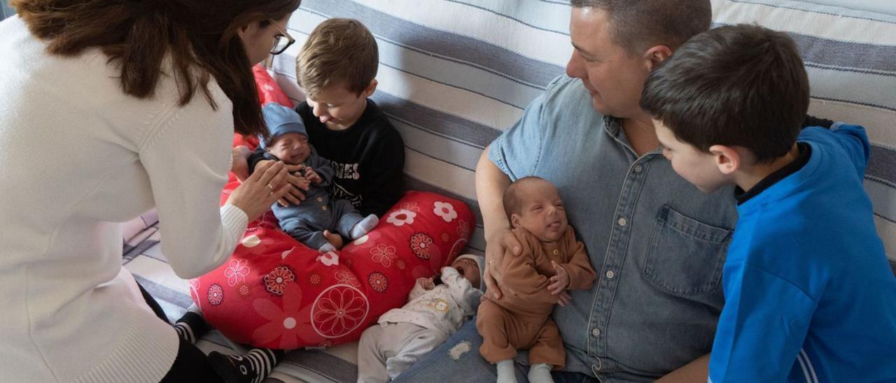 Una familia zamorana atiende a sus cinco hijos. | Jose Luis Fernández