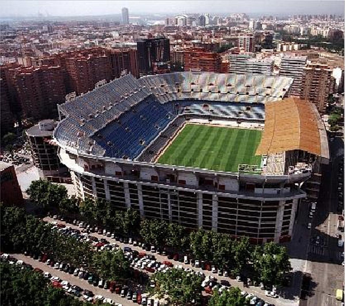 Vista panorámica del estadio de Mestalla en el entorno urbanístico