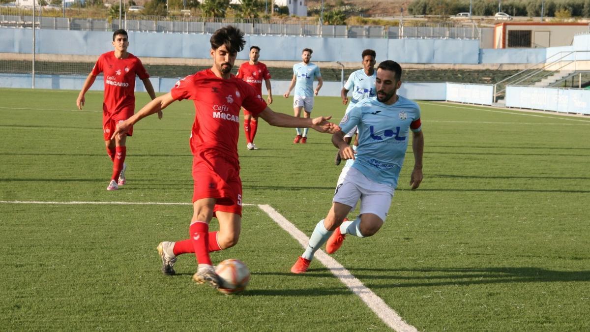 Lance del partido entre el Ciudad de Lucena y el Utrera.