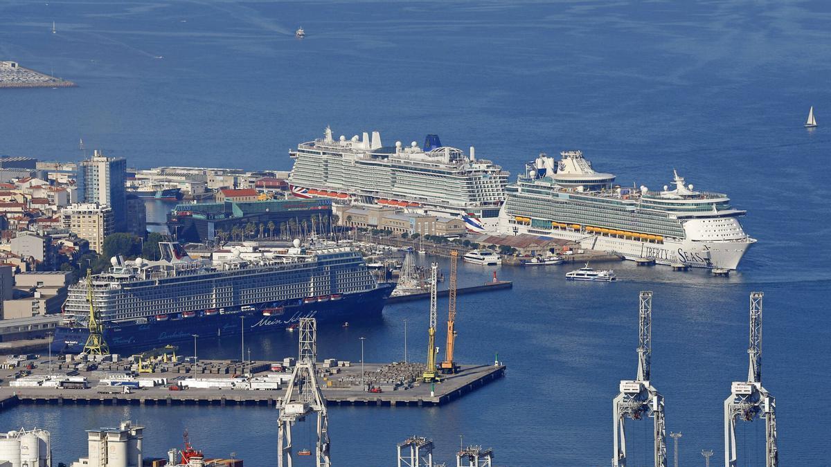 Uno de los tres cruceros en su escala en el muelle de Trasatlánticos.