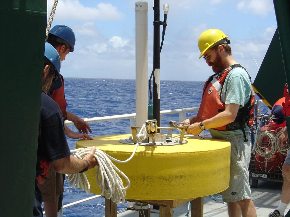 Investigadors proven la tècnica de sembrar ferro al mar.