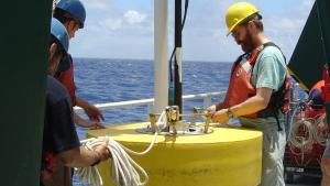 Investigadors proven la tècnica de sembrar ferro al mar.