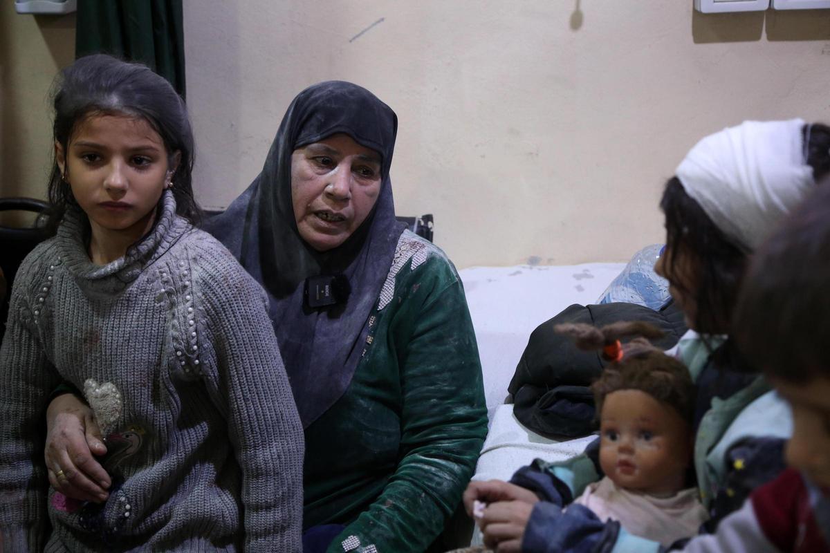 Dos niñas y una mujer heridas en un bombardeo reciben tratamiento médico en un hospital en Idlib, en el norte de Siria, el 1 de diciembre de 2024