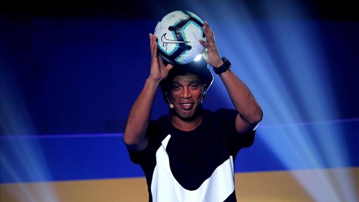 Ronaldinho no la pasa bien
