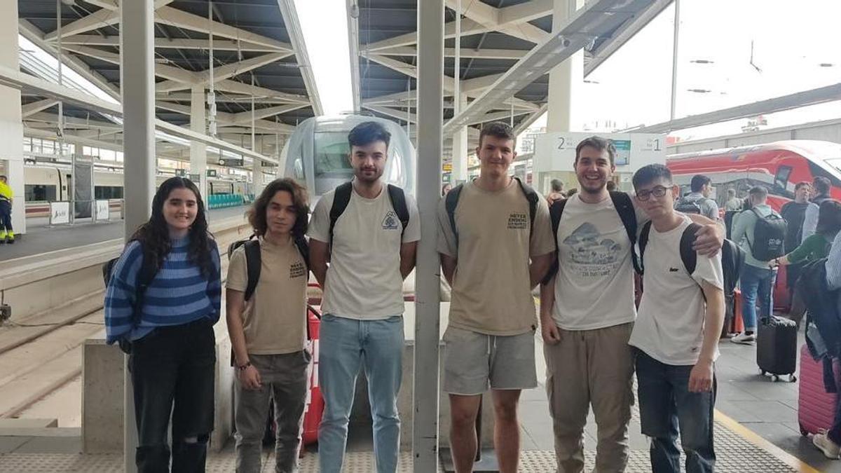 Seis de los siete alumnos de la Ribera, esta tarde, en la estación Joaquín Sorolla al coger el tren para desplazarse a Madrid.