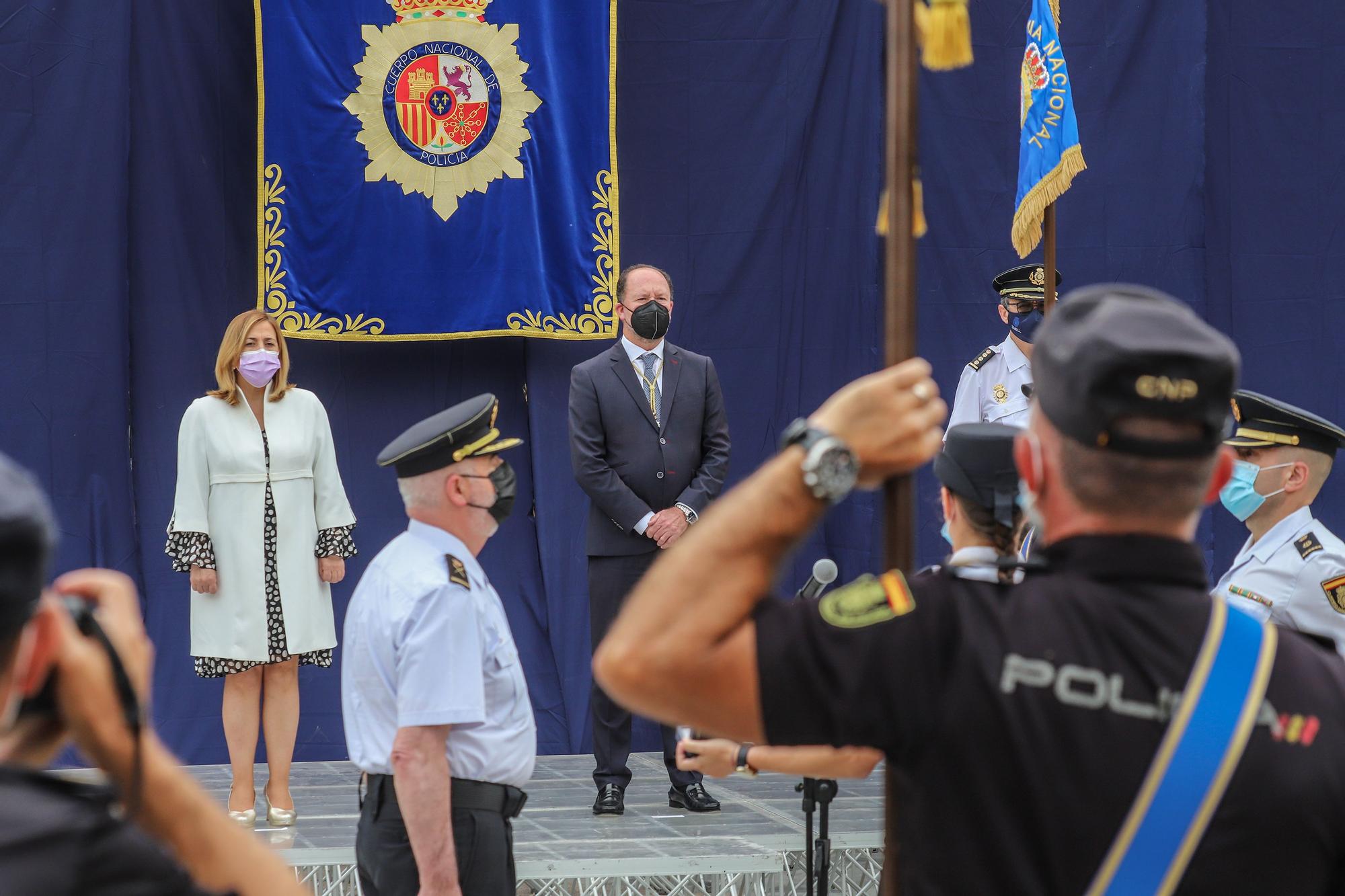 Ceremonia de entrega del bastón de mando  al inspector jefe de la Comisaría de la  Policía Nacional de Orihuela