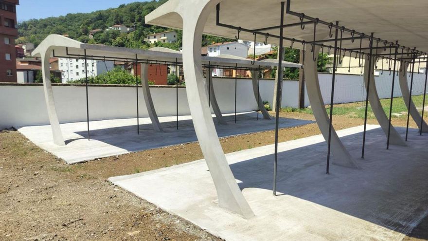 El pozo San José rescata su singular cobertizo para bicis