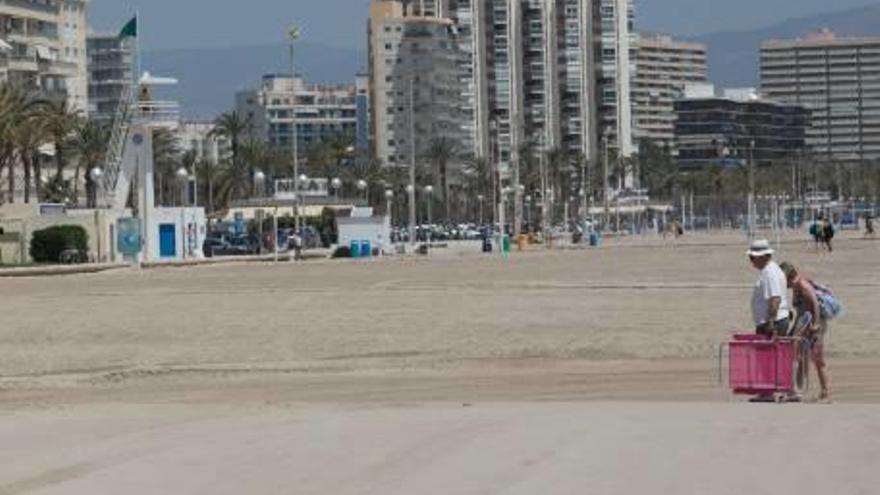 El litoral de Alicante, en obras y sin hamacas en plena temporada alta