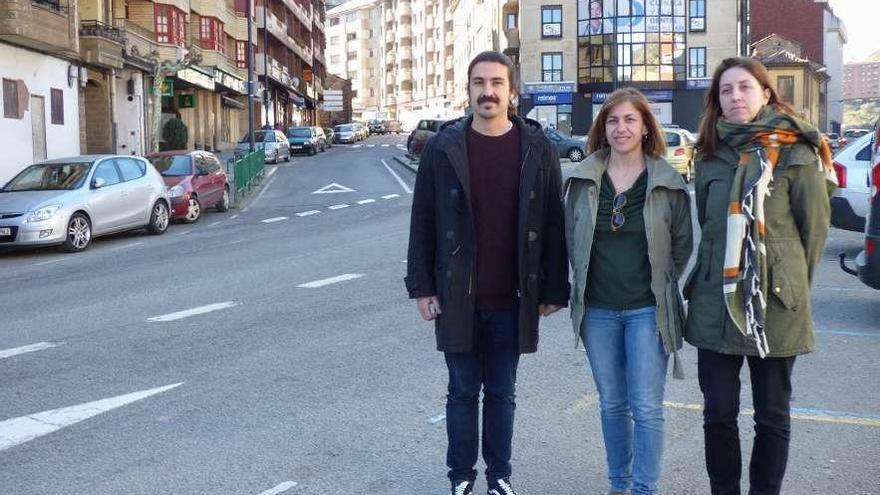 Por la izquierda, Andrés Ron, Laura Vélez y Lorena Gil, ayer, en Cangas del Narcea, al pie de la AS-15.