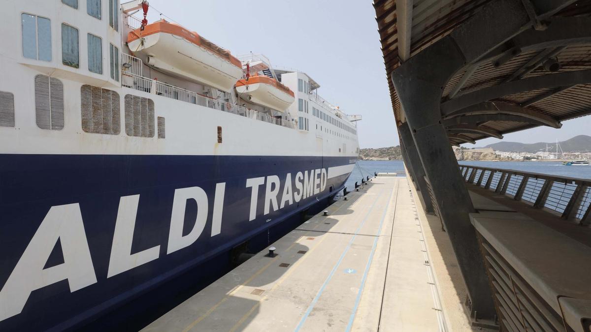 Un barco de Trasmed.