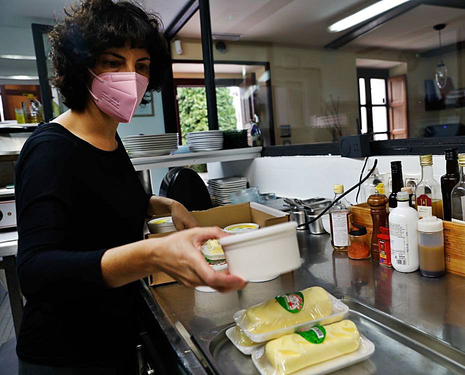 Begoña Martínez, dejando en la cocina los productos de La Fontona (San Martín de Luiña). | Mara Villamuza