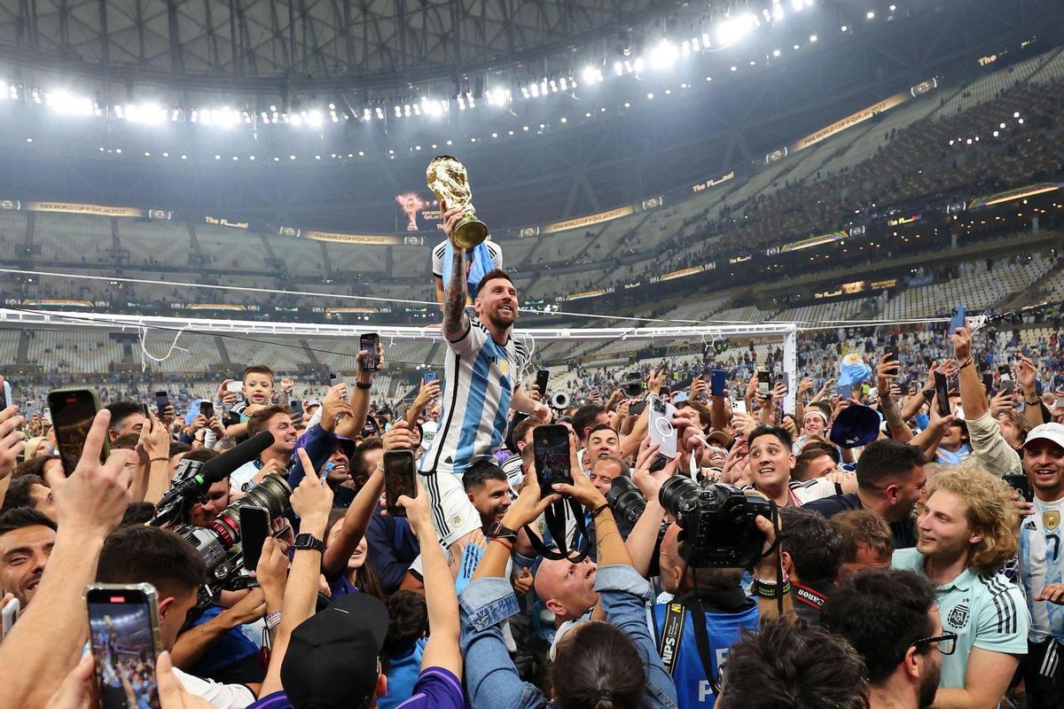 Leo Messi festeja el Mundial con la afición argentina.