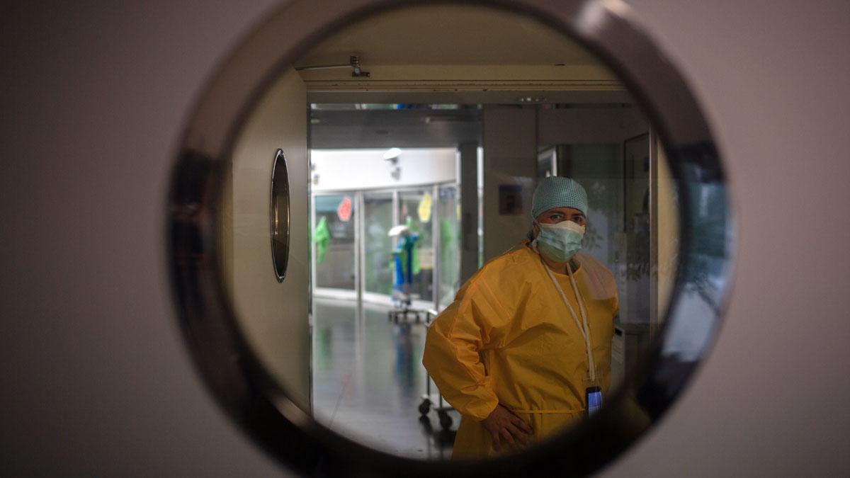 Un trabajador sanitario en la UCI de enfermos de coronavirus del Hospital del Mar de Barcelona.