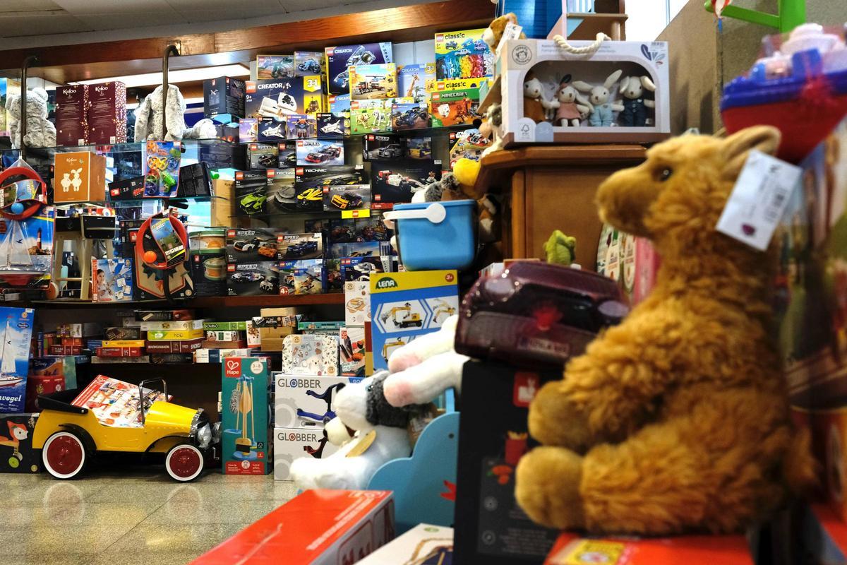 La juguetería La Industrial de Palma se homenajea a sí misma en su tradicional escaparate navideño