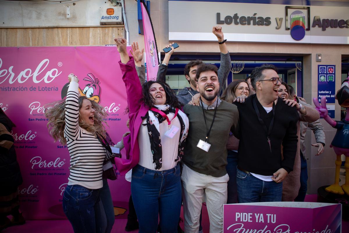 Así han celebrado repartir el Gordo en el Perolo