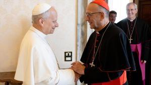 El arzobispo de Barcelona, Juan José Omella, saluda al papa León XIV, el sábado en Roma.