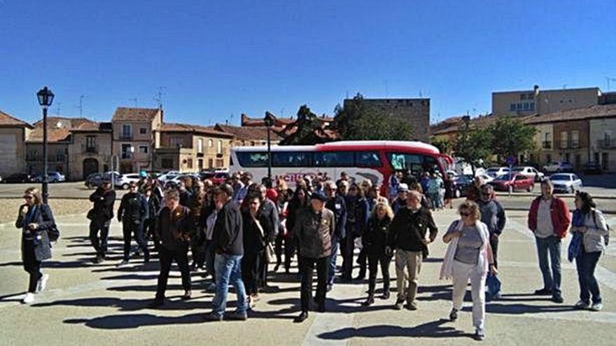 Participantes en la visita se concentran en la plaza de San Agustín desde la que partió el recorrido.