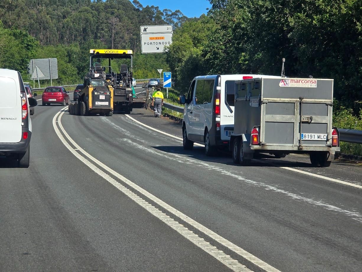 Las obras de "parcheado" en la vía rápida de Sanxenxo, entre la Autovía do Salnés y A Lanzada, están provocando importantes trastornos.