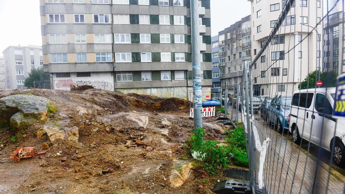 Rocas en el terreno donde se construye la nueva plaza de O Castrillón.