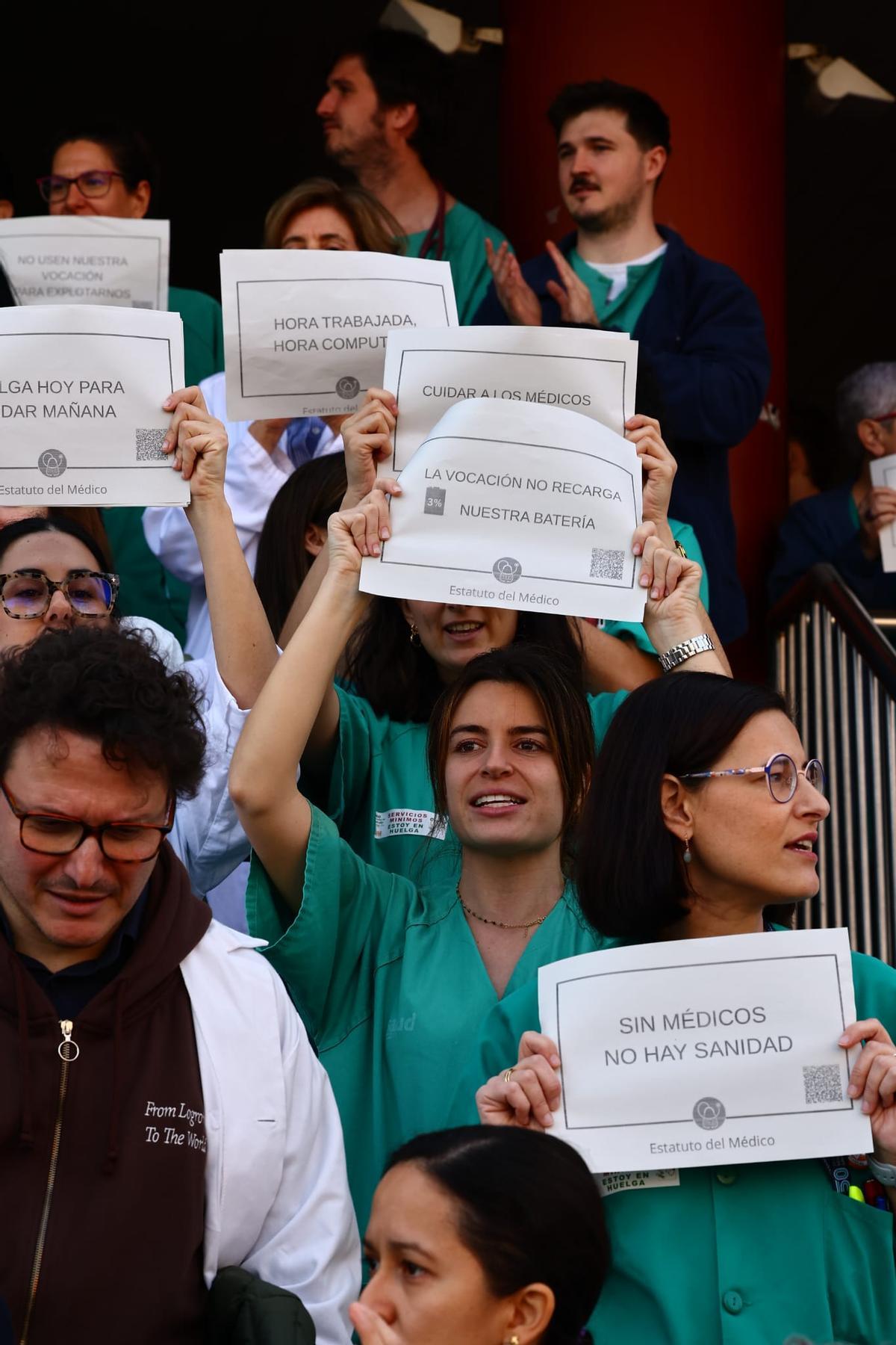 En imágenes I Protesta de los médicos de Aragón a las puertas de los hospitales en el primer día de huelga