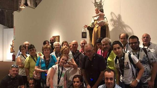 Cofrades y devotos, en la exposición de Las Edades del Hombre, junto a la imagen.