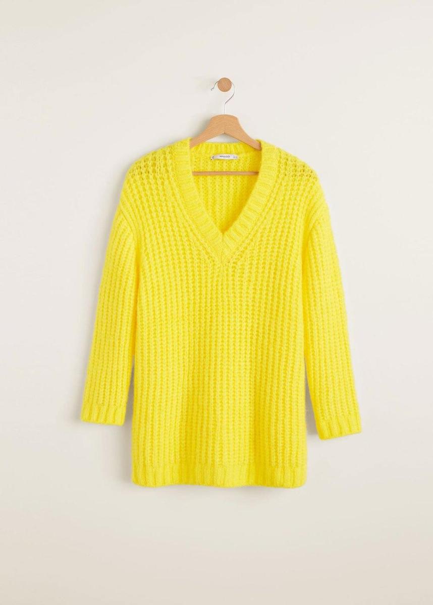 Jersey de punto grueso amarillo de Mango. (Precio: 39, 99 euros. Precio rebajado: 19, 99 euros)