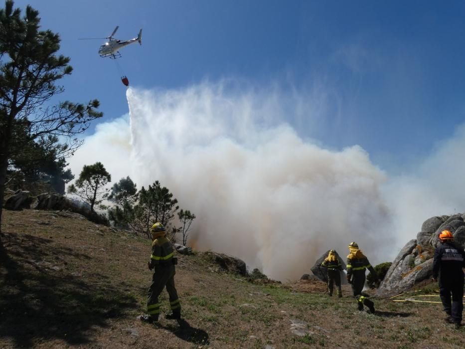 Las exhaustas labores de extinción del incendio de Cangas. // S. Álvarez