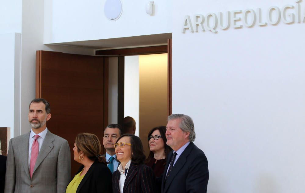 El rey se mostró muy amable con el público alrededor del Palacio de la Aduana, antes y después de su visita al Museo de Málaga.