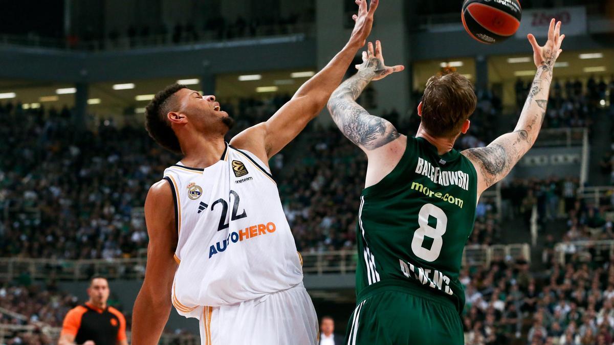 Alexander Balcerowski y Walter Tavares, en el Panathinaikos-Real Madrid.