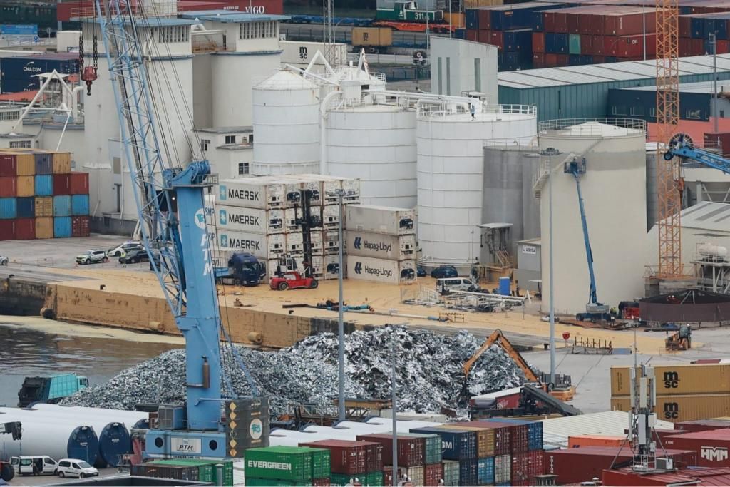 El aceite de palma mancha la ría de Vigo tras romper un tanque en el muelle de Guixar