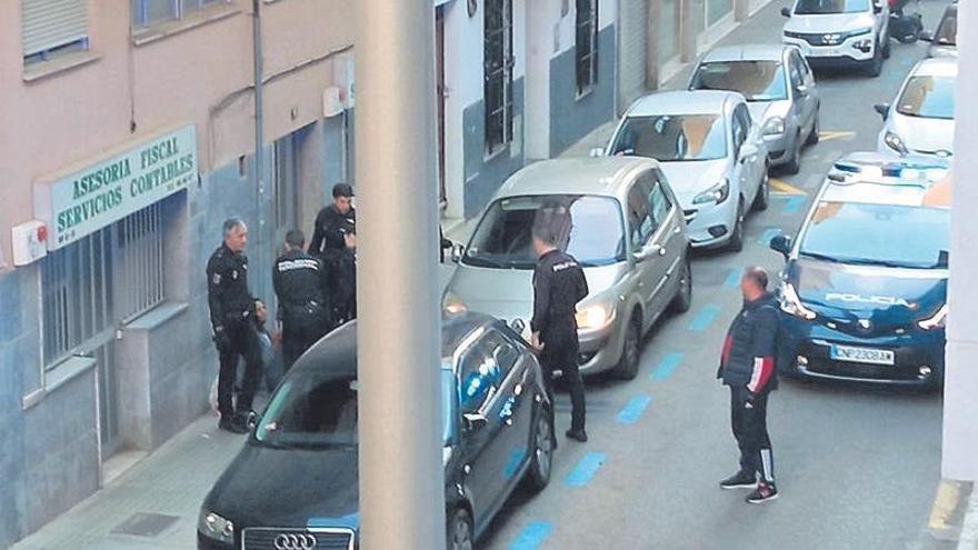 Varios policías, con el beodo que se puso a dormir sobre un coche en Palma.