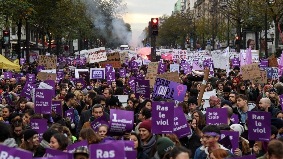 Miles de personas marchan París contra la violencia machista, este sábado.