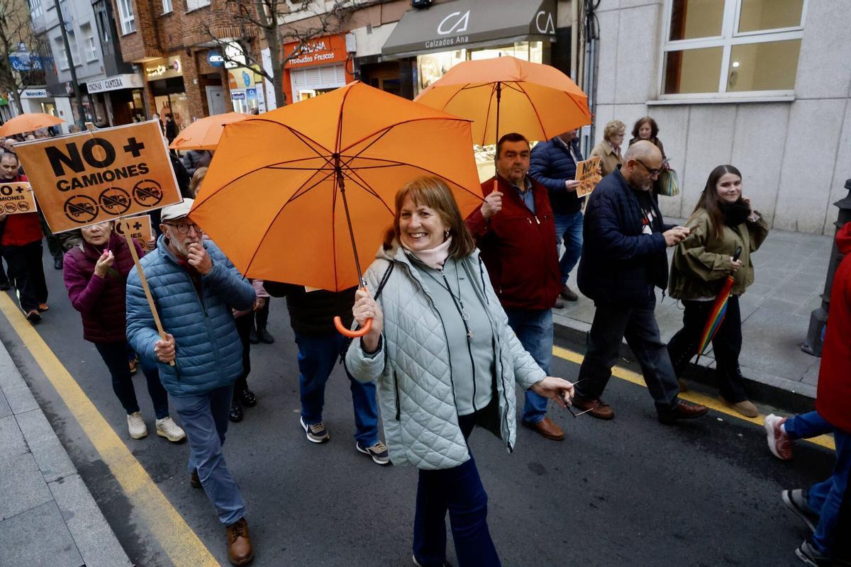 EN IMÁGENES: Los vecinos de La Calzada vuelven a la calle y avisan que no pararán hasta tener respuesta del ministro Puente: "Tiene una obligación moral con nosotros"