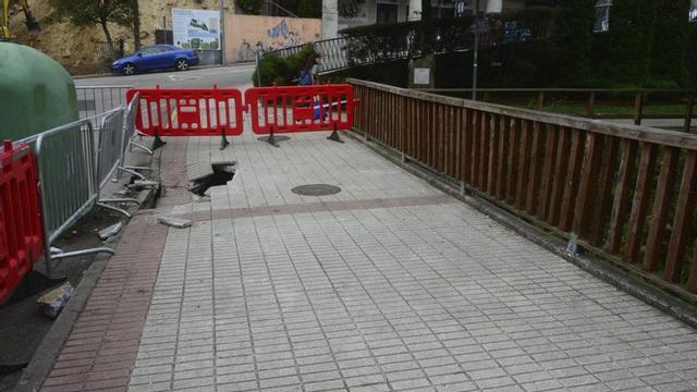 El tramo vallado, al lado de la canalización del río de O Inferno. | GONZALO NÚÑEZ