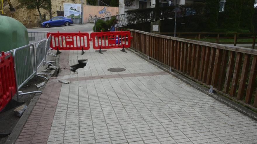 Un camión de 30.000 kilos destroza la acera de la calle Pérez Prado de Moaña