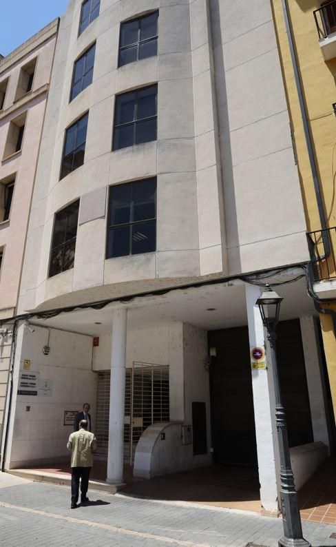 Sede judicial de la Plaça del Sufragi que se convertirá en el nuevo centro de Servicios Sociales.