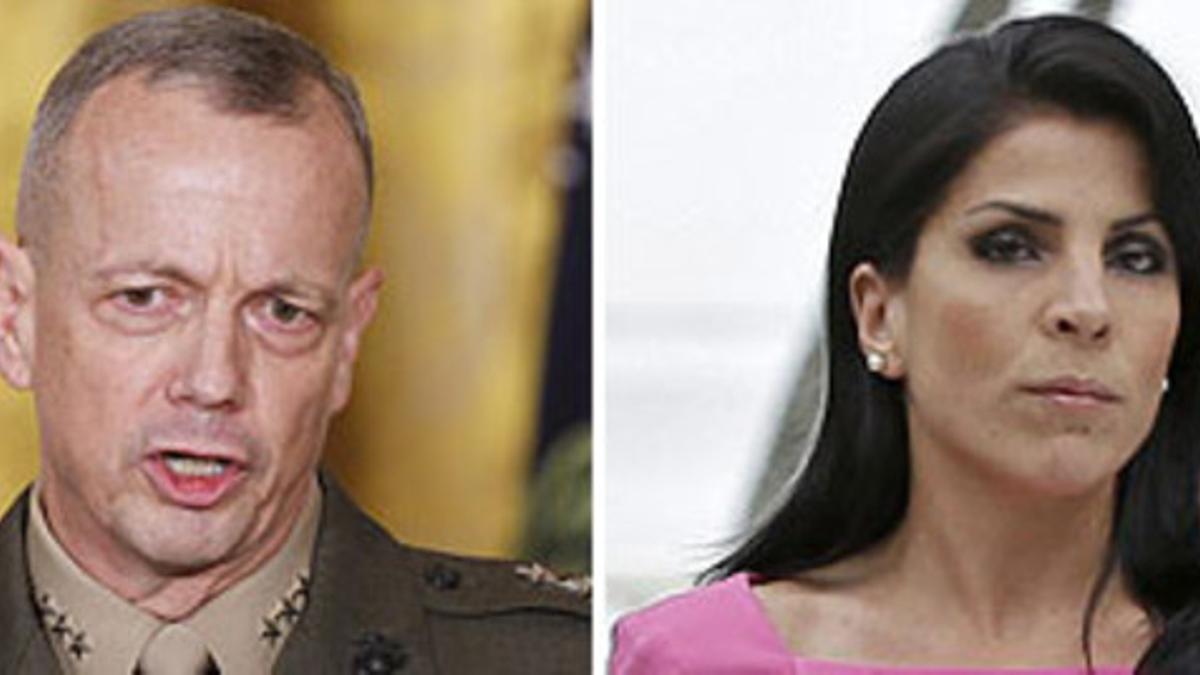 El general John Allen y la amiga de la familia Petraeus, Jill Kelley.