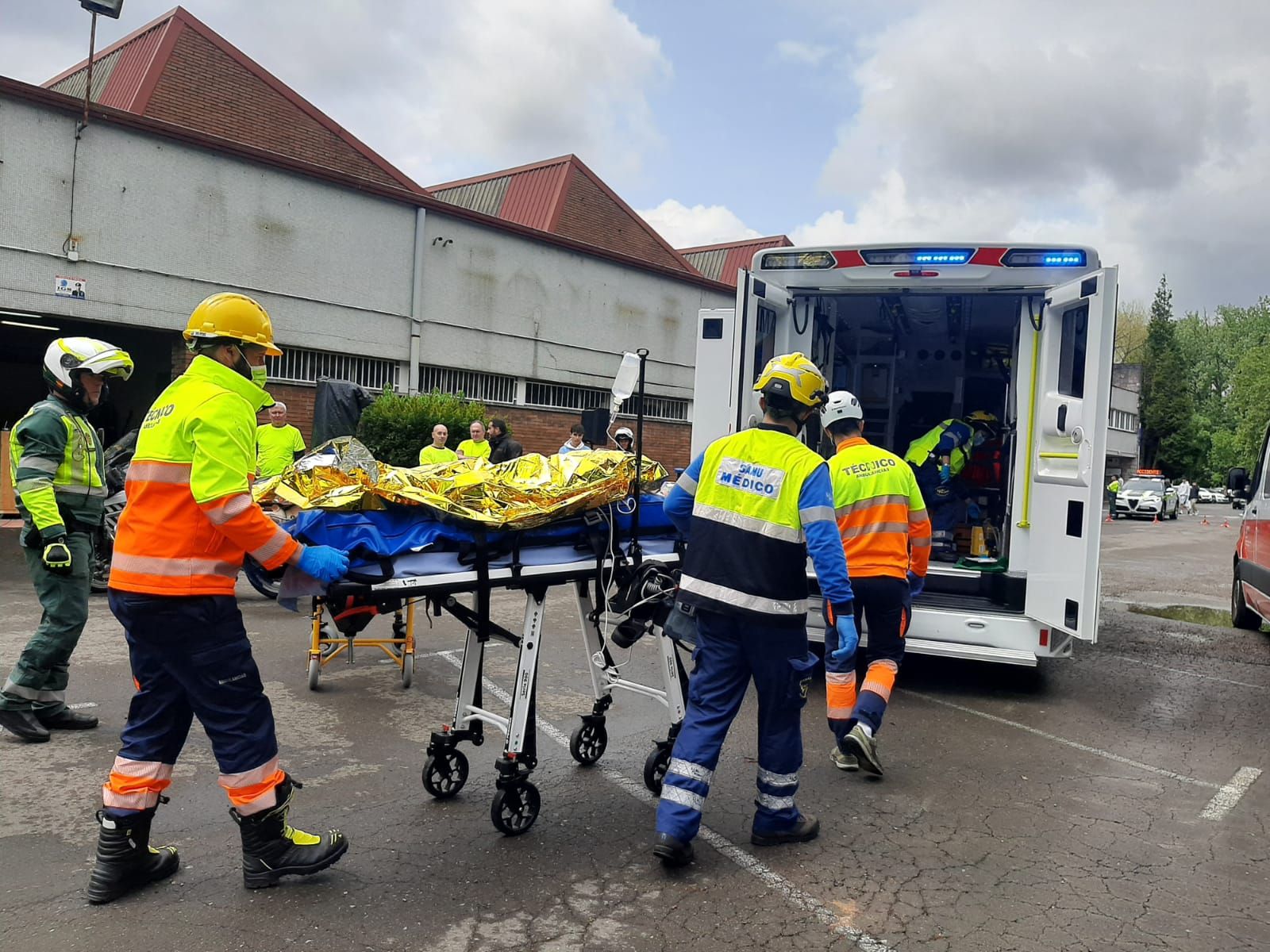 El IES de Noreña se examina de Emergencias: así ha sido el simulacro de accidente celebrado en el centro