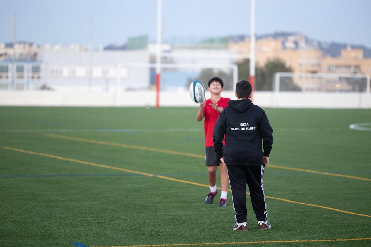 Mira las imágenes del primer entrenamiento del Club de Rugby Ibiza en el Estadio Municipal Es Putxet