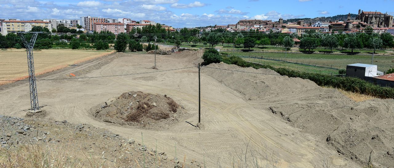 Primeras explanaciones de terreno en la obra de conexión a la variante sur.