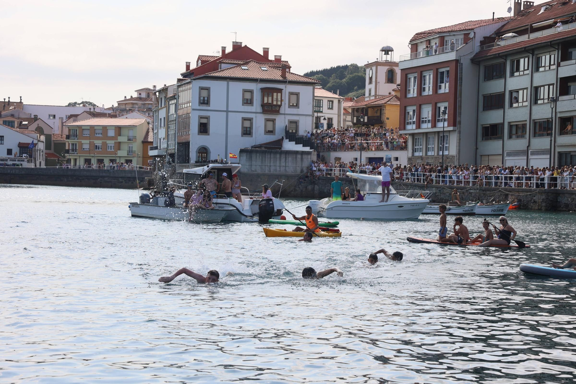 EN IMÁGENES: La multitudinaria cita de la cucaña en el Carmen de Luanco