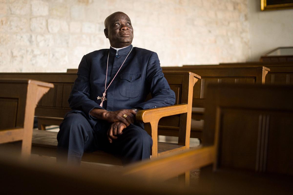 Barcelona. 23/02/2026. Internacional. Barthélemy Yaouda Hourgo, obispo de Yagoua (Camerún), fotografiado en Barcelona. AUTOR: Marc Asensio Barcelona, Catalunya, España, obispo, Barthélemy Yaouda Hourgo, Camerún, Yagoua, religión, Palacio Episcopal de Barcelona, catolicismo, católico, autoridad, Iglesia, institución