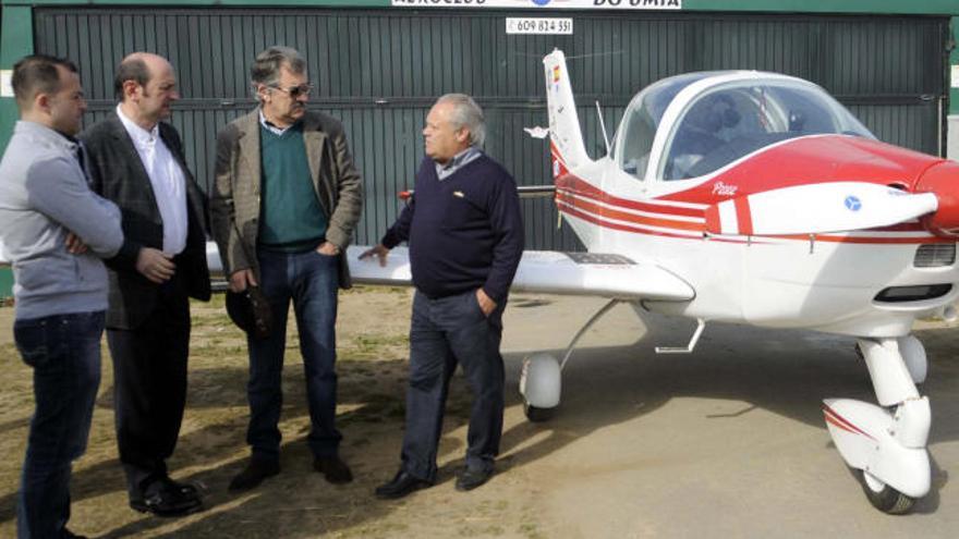 Goldar, Louzán, Rey y Campañó Luna, ayer, en el aeródromo de Godos.  // Noé Parga