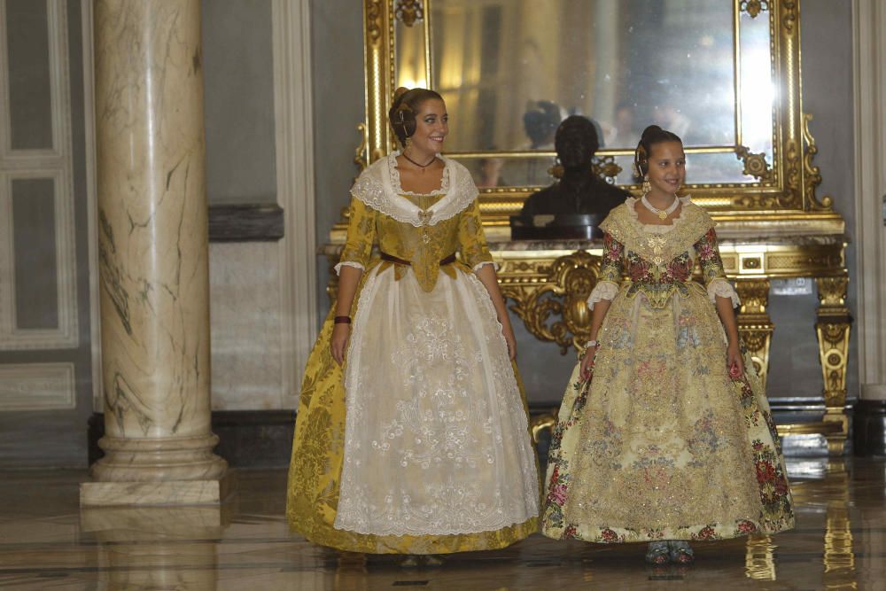 Las cortes de honor ensayan la proclamación de las falleras mayores