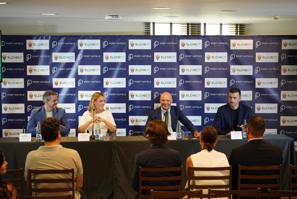 Los protagonistas durante la comparecencia.