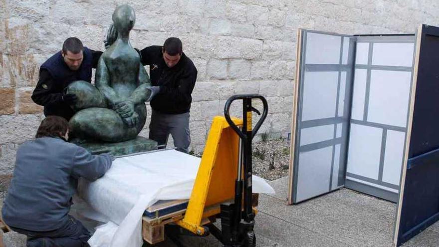 Las esculturas de Lobo viajan a las Cortes tras su embalaje en el Museo de Zamora y el Castillo