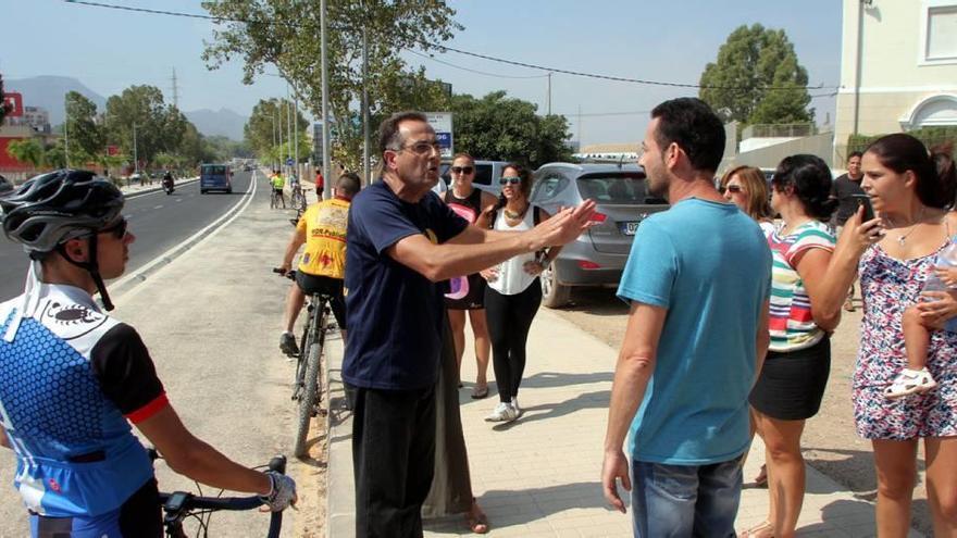 Enfrentamiento entre ciclistas  y padres del colegio de la rambla por la ocupación del carril bici