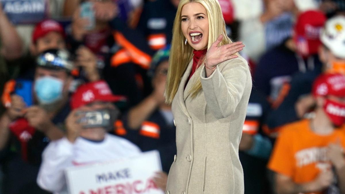 Ivanka Trump con abrigo largo en tono crudo