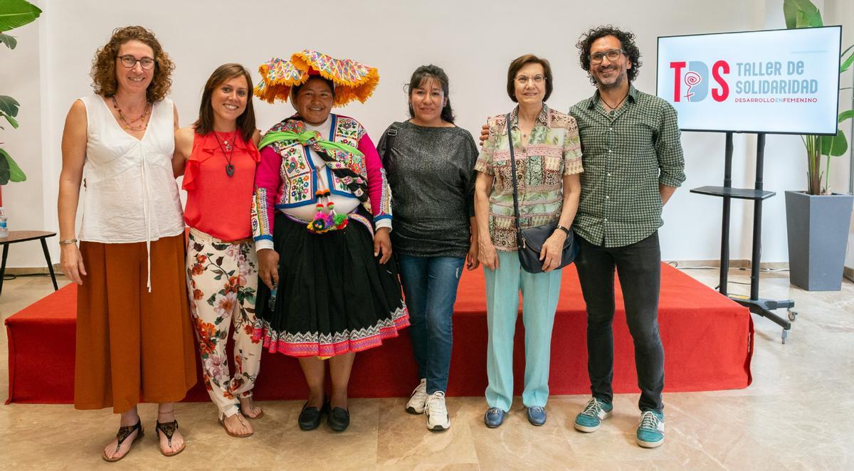Protagonistas de la exposición 'Enredadas en el Canvi' durante la inauguración de la muestra.